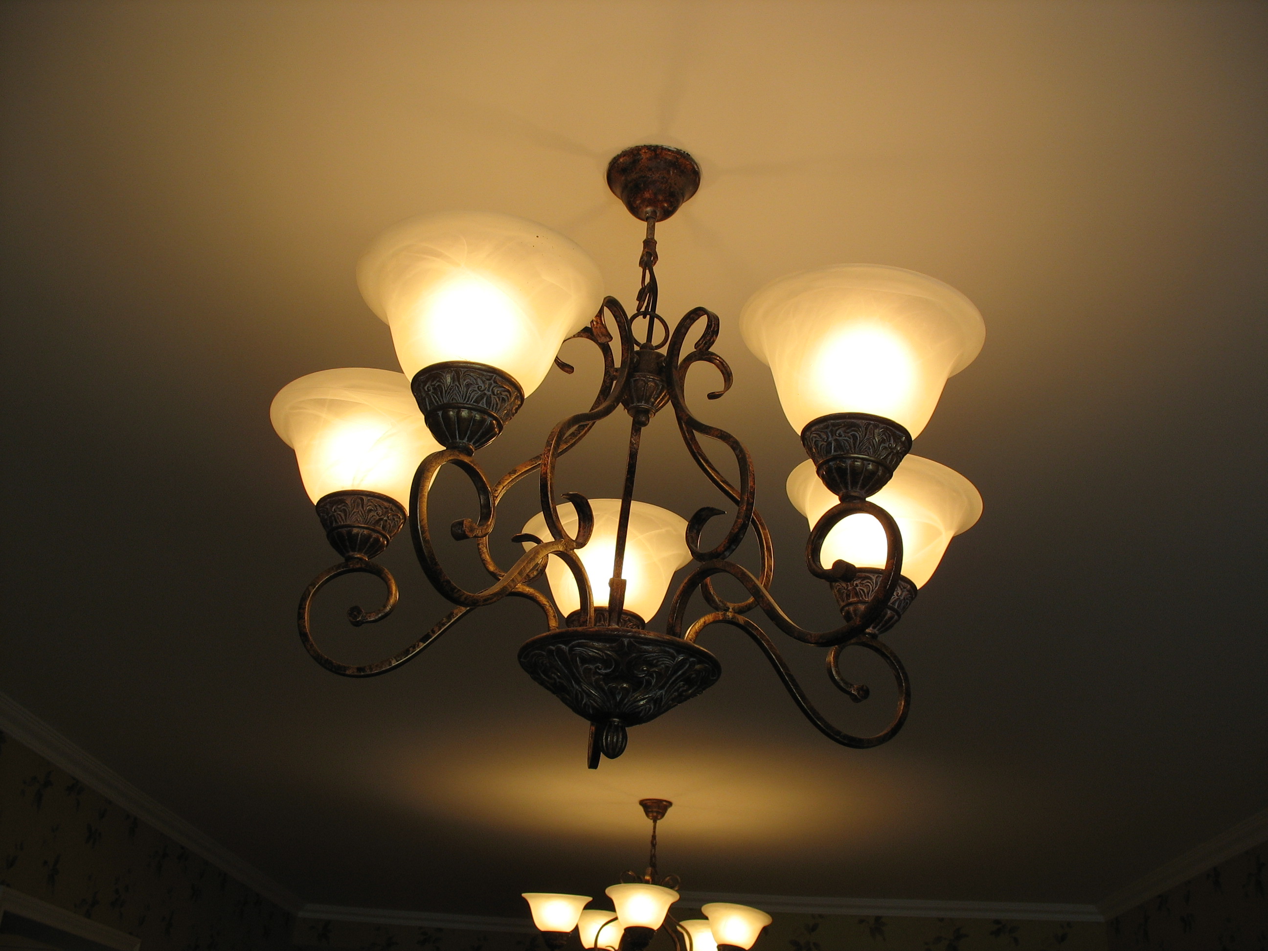 客厅吊灯和卧室吸顶灯安装更换