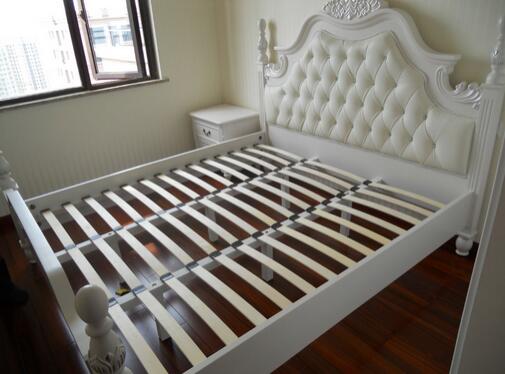 翻新完成后进行卧室美式床的安装